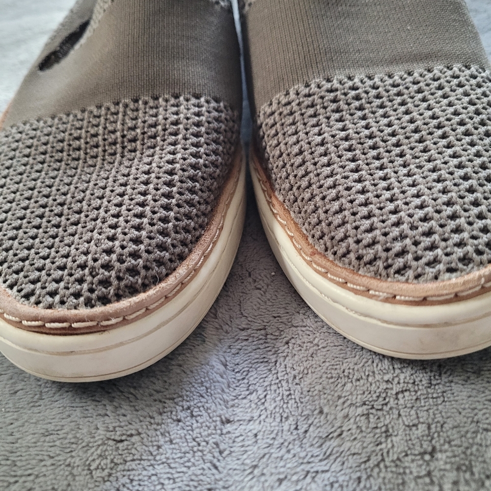 UGG Gray Knit Slip-On Shoes Size 8.5 - Picture 4 of 8